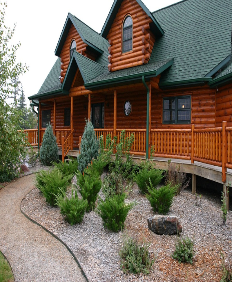 Casa de madera con tejado de color verde
